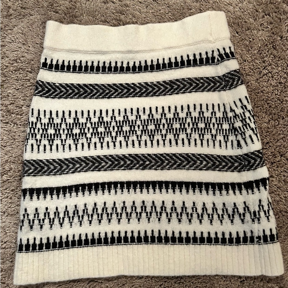LOFT Black and Cream Patterned Sweater Skirt